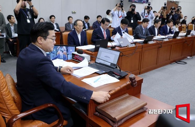 [포토] 의사봉 두드리는 박찬대 위원장