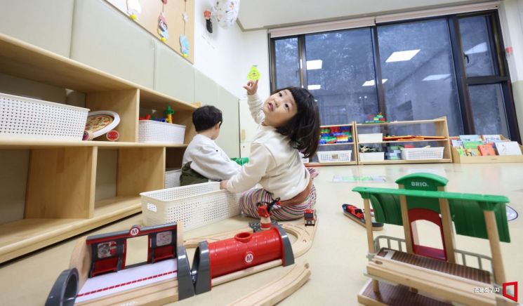지난달 26일 경기 가평군에 있는 주식회사 남이섬 직장 어린이집에서 아이들이 장난감을 가지고 놀고 있다. /사진=조용준 기자 jun21@