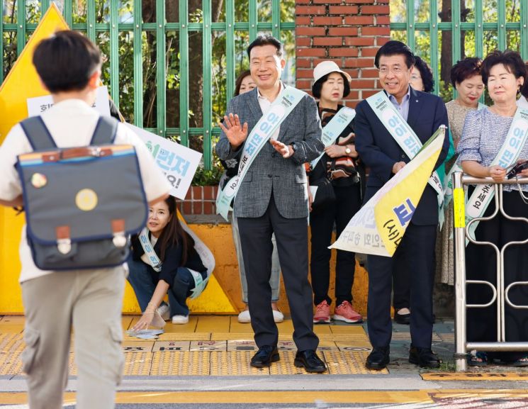 어린이 보호구역 주행 시 ‘일단멈춤’!...서강석 송파구청장 ‘아이 먼저’ 교통안전 캠페인