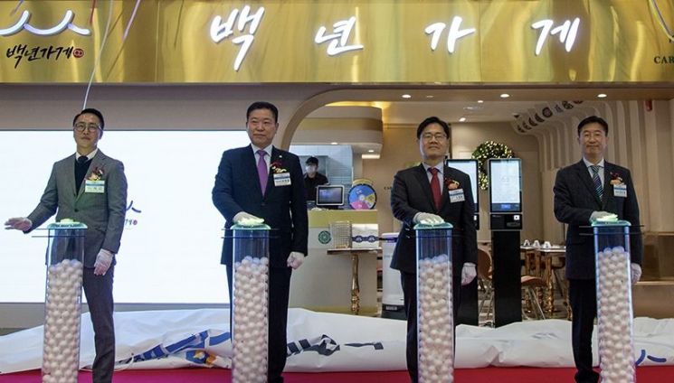 2022년 인천국제공항 제2여객터미널에서 열린 ‘백년가게 밀키트 식당’ 개소식에서 참석자들과 기념촬영을 하고 있다. [사진제공=중소벤처기업부]