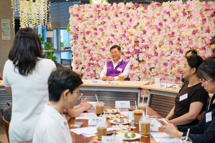 이필형 동대문구청장 이주가족 만나 애로 사항 듣고 대화