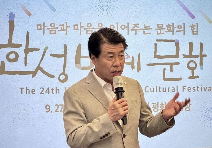 서강석 송파구청장이 25일 오전 서울프레스센터에서 열린 24회 한성백제문화제 기자설명회에서 직접 축제 내용을 설명하고 있다. 특히 자작시를 직접 낭송하는 문화적 실력을 발휘해 눈길을 끌었다.