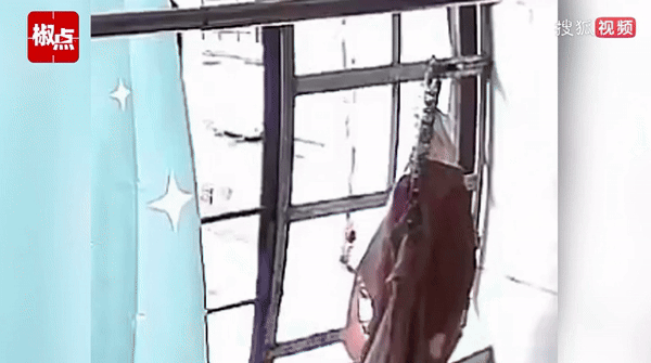 한 남성이 열려 있는 창문 틈 사이로 손을 뻗어 몰래 건조대에 걸린 여성 속옷을 만지고 있다. [영상출처=sohu 캡처]