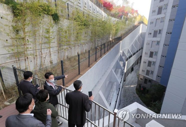 대법 “백현동 ‘옹벽 아파트’ 반려한 성남시 처분, 적법”