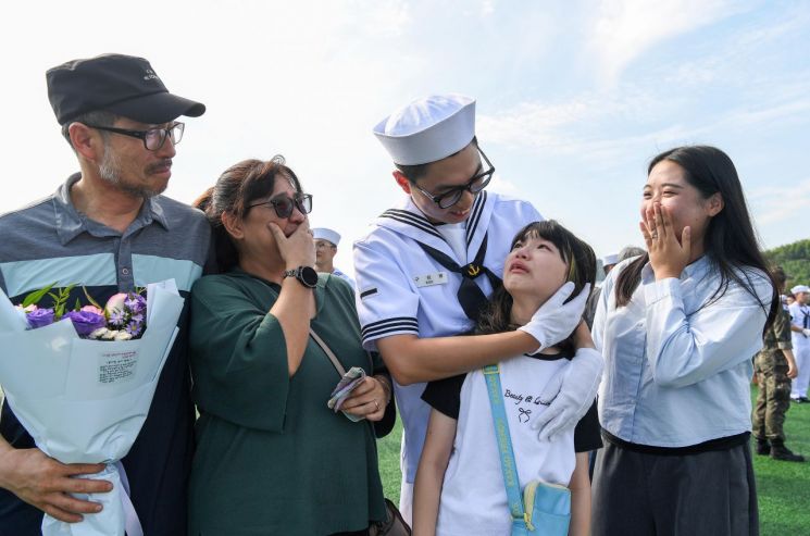 [포토] 해군병 706기, 가족들과 수료의 기쁨 나누다