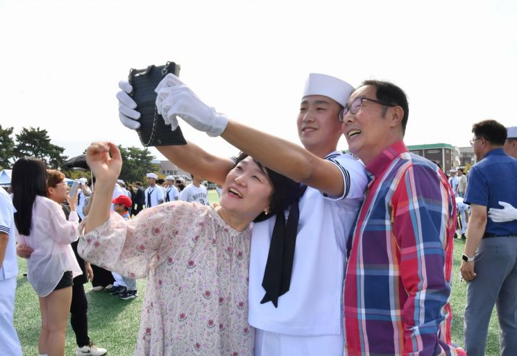 [포토] 해군병 706기 가족들과 기쁨의 재회