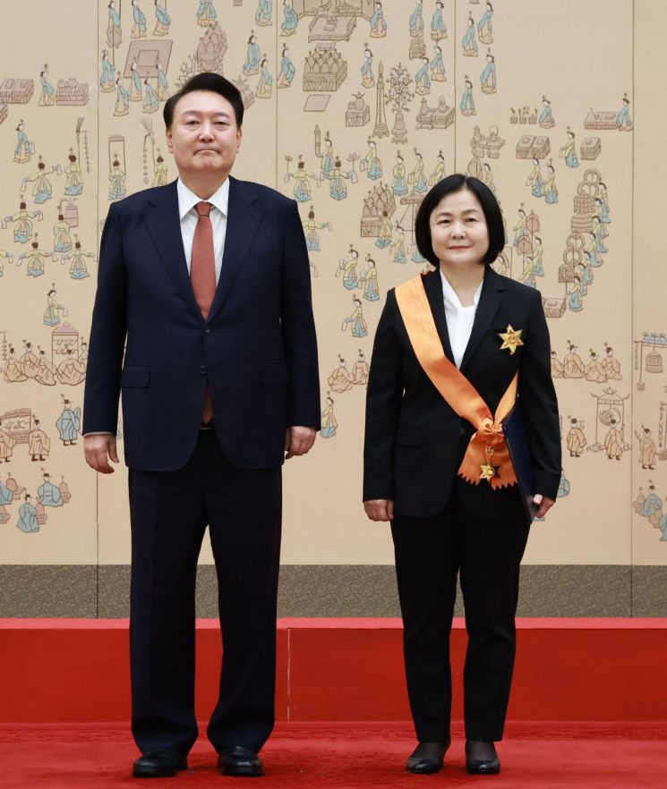 尹, 이은애 전 헌법재판관에 훈장…김복형 신임 재판관 임명장 수여