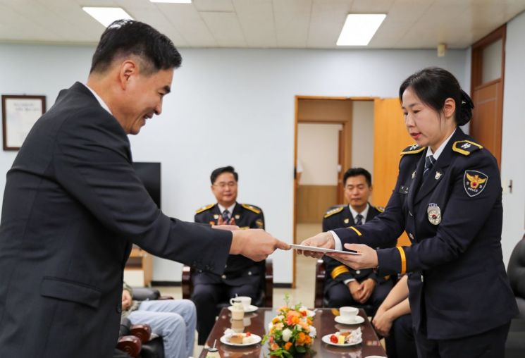尹, '아이 셋 엄마' 순경 임용 축하…"일·가정 양립 사회 만들 것"