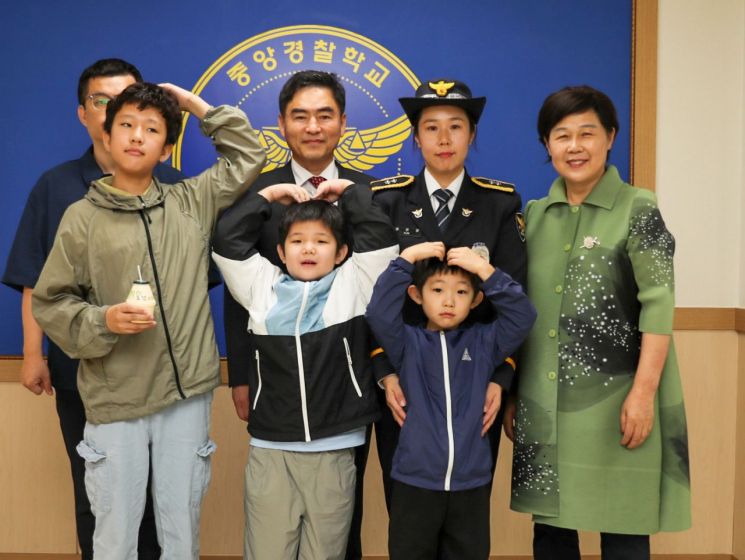 尹, '아이 셋 엄마' 순경 임용 축하…"일·가정 양립 사회 만들 것"