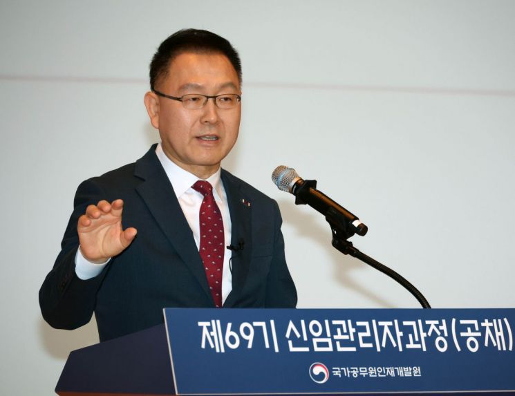 국가공무원인재개발원, 극우 강사 동원 논란에…野 "현대판 밀정"