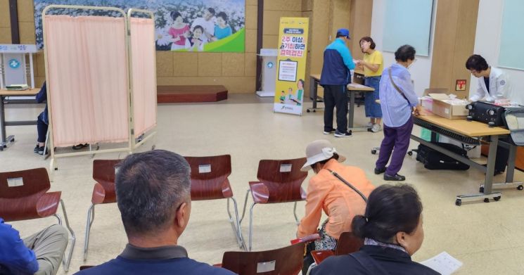 27일 전북 정읍시보건소는 한국한센복지협회 전북지부와 협력, 시민들에게 피부과 무료진료를 펼쳤다.[사진=김건완 기자 yacht@]