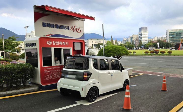 창원장애인권리확보단 측 차량 앞을 가로막았던 차단 막대가 들어 올려졌다. [사진=이세령 기자]