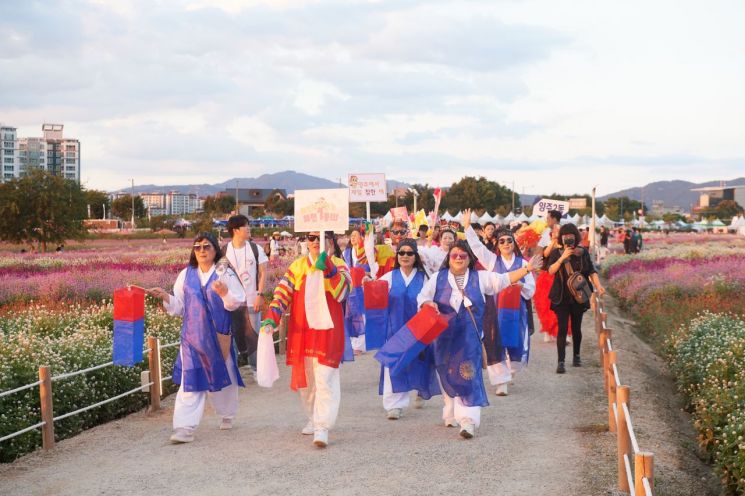 [포토]양주 천만송이 천일홍 축제…화려한 꽃물결 '장관'