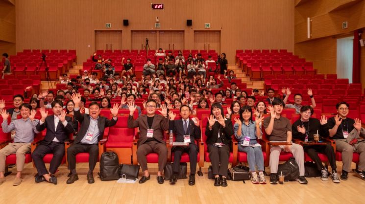 부산방송영상포럼이 연 제2회 글로벌방송영상심포지엄 참석자들이 손을 흔들며 행사를 축하하고 있다.