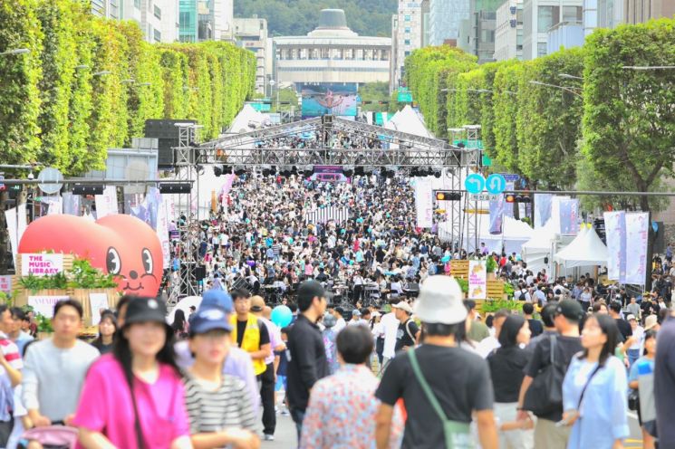 파란 가을 하늘...‘웃음’과 ‘박수’ 풍성한 서울 축제 현장 '북적'