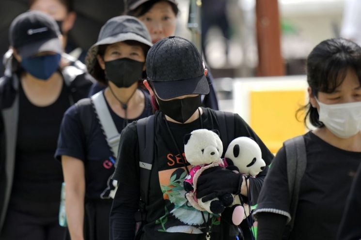 "고마웠어, 잘가"…'일본판 푸바오 환송식' 시민들 검은 옷 입고 오열