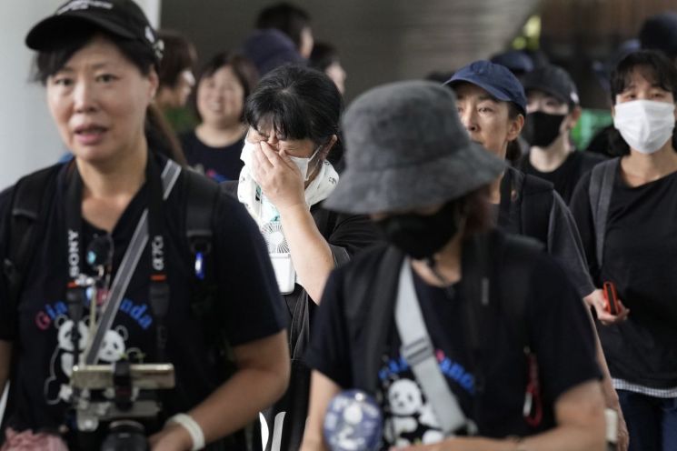 "고마웠어, 잘가"…'일본판 푸바오 환송식' 시민들 검은 옷 입고 오열