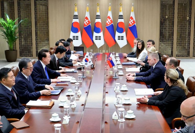 尹 "슬로바키아와 전략적 동반자"…피초 "韓기업에 좋은 조건 제공"