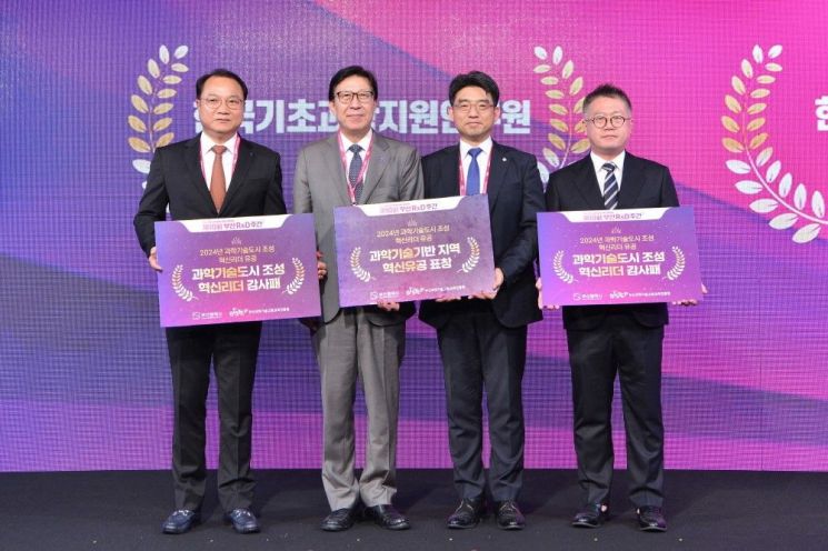 동아대 김점수 교수, ‘이차전지 산업 발전 공적’ 부산시장 표창