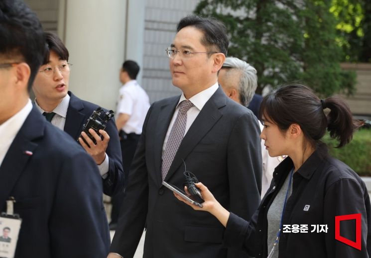 이재용 삼성전자회장이 30일 서울 서초구 고등법원에서 열린 ‘삼성물산·제일모직 부당 합병과 삼성바이오로직스 분식회계 의혹’ 항소심 첫 정식 공판에 출석하기 위해 법정으로 향하고 있다. 사진=조용준 기자 jun21@