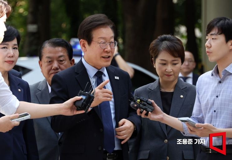 이재명 더불어민주당 대표가 30일 서울 서초구 중앙지방법원에서 열린 위증교사 혐의에 대한 1심 결심공판에 출석, 취재진 질문에 답하고 있다. 사진=조용준 기자 jun21@