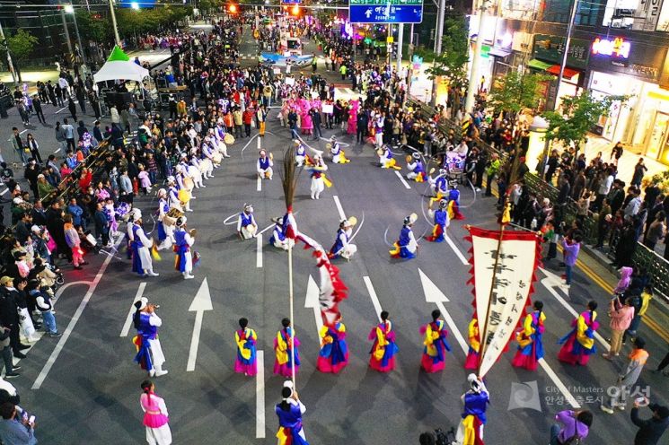 안성 바우덕이 축제의 시작을 알리는 전야제인 길놀이 퍼레이드가 다음달 2일 열린다. 지난해 바우덕이 축제의 길놀이 퍼레이드 전경. [사진제공=안성시]