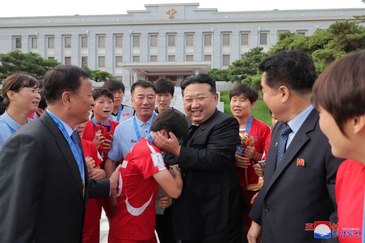 북한 김정은 국무위원장이 2024년 국제축구연맹(FIFA) 20살 이하 여자 월드컵에서 승리를 거둔 축구대표팀 선수들을 만나 격려했다. [이미지출처=연합뉴스]