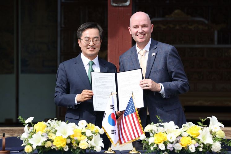 김동연 경기도지사(왼쪽)가 지난달 30일 화성행궁에서 열린 경기도-유타주 MOU 체결식에서 미국 유타주 스펜서 제임스 콕스 주지사와 MOU에 서명한 뒤 기념사진을 찍고 있다.