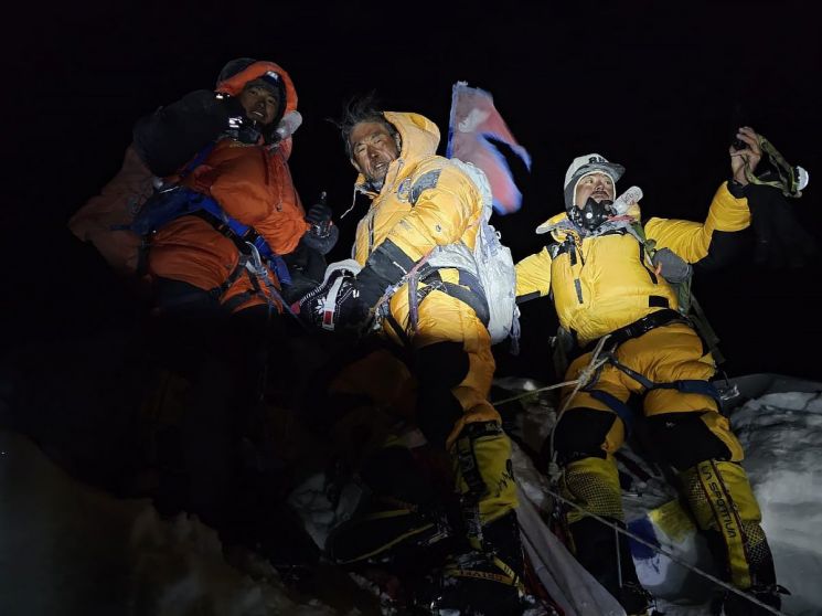 71살 남상익·66살 김덕진, 8163m 마나슬루 세계 최고령 등정 성공