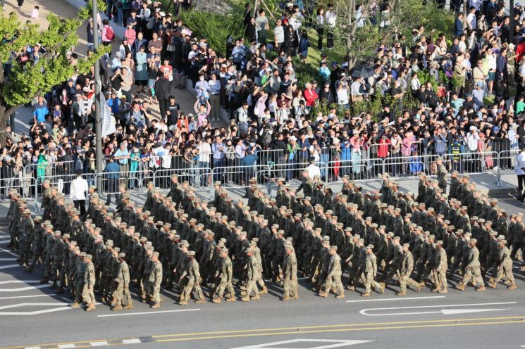 건군 제76주년 국군의 날 시가행진이 열린 1일 서울 중구 세종대로 숭례문 앞에서 주한미군이 광화문 방향으로 행진하고 있다. [이미지출처=연합뉴스]