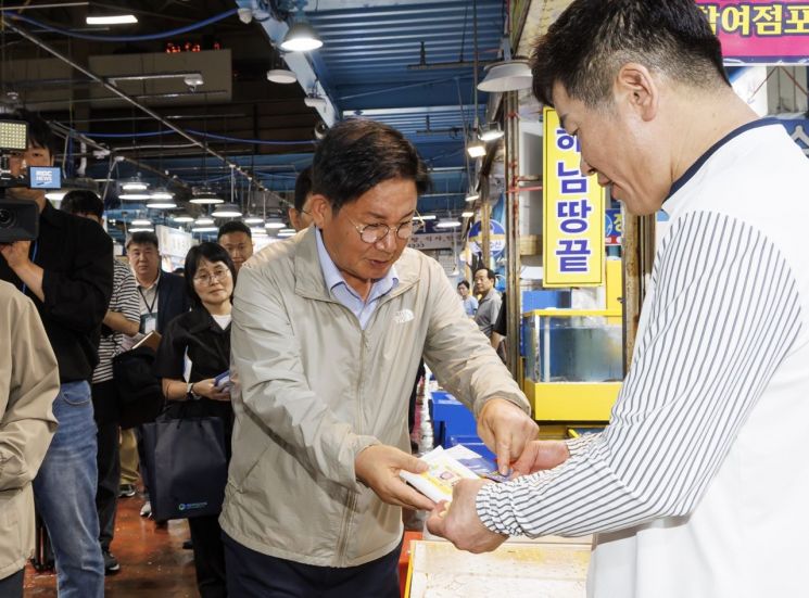 “안심하고 구매하세요”...마포농수산물시장 원산지 표시 우수시장