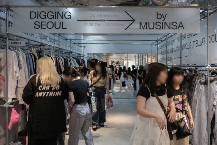 K패션 해외진출 돕는 무신사…"3분기 글로벌 거래액, 전년比 2배" 