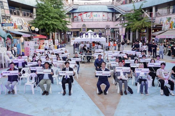 이동환 고양특례시장이 지난 28일 라페스타 문화의 거리 야외무대에서 ‘2024 고양 청년의 날’ 행사에 참여하고 있다. ＜사진=고양시＞