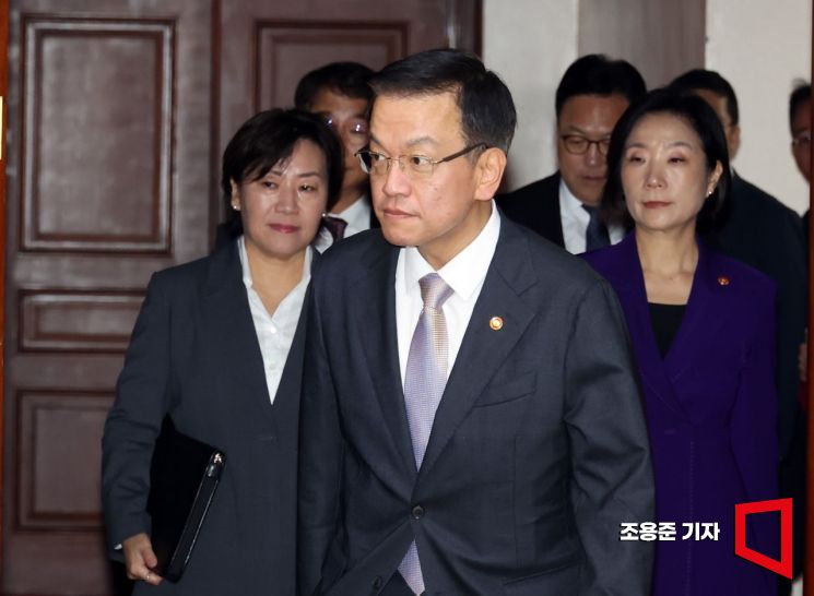 [포토] 경제관계장관회의에 참석하는 최상목 경제부총리