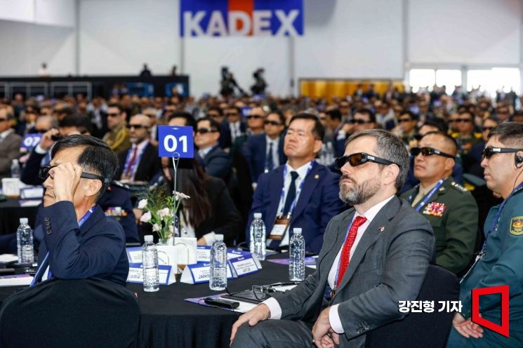 [포토] 3D 영상 관람하는 KADEX 2024 개막식 참석자들