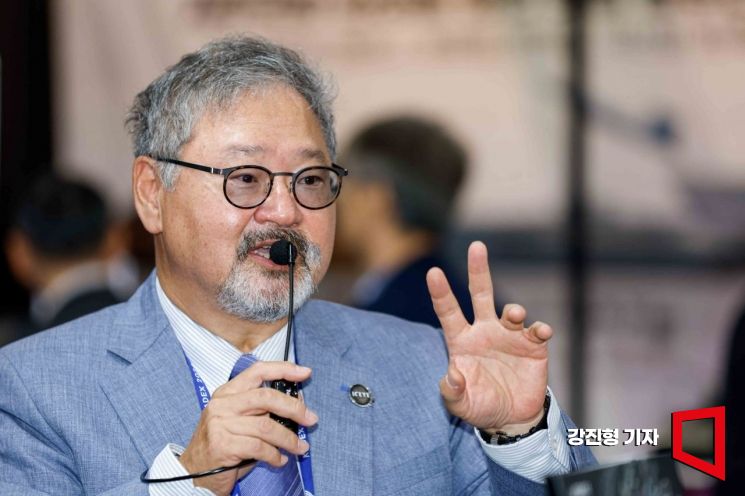 전완기 아이스아이 한국지사장이 2일 충남 계룡대에서 열린 '대한민국 국제방위산업전시회'에서 고성능 뉴스페이스 레이다영상(SAR) 위성에 대해 설명하고 있다. 사진=강진형 기자aymsdream@