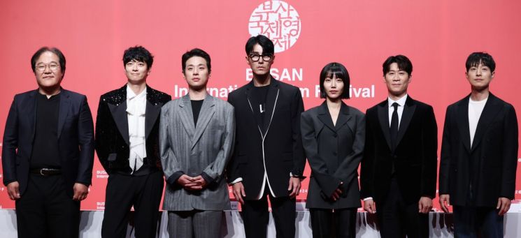 (왼쪽부터) 김상만 감독, 강동원, 박정민, 차승원, 김신록, 진선규, 정성일[사진출처=연합뉴스]