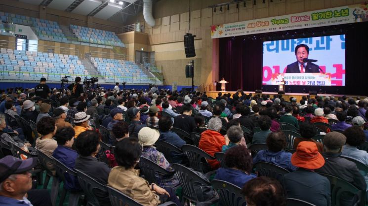 남양주시는 2일 노인의 날을 맞아 남양주체육문화센터에서 제28회 노인의 날 기념 행사를 개최하고 있다. ＜사진=남양주시＞