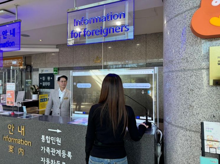 “용산구청 민원서비스, 13개 언어로 통역해드립니다”