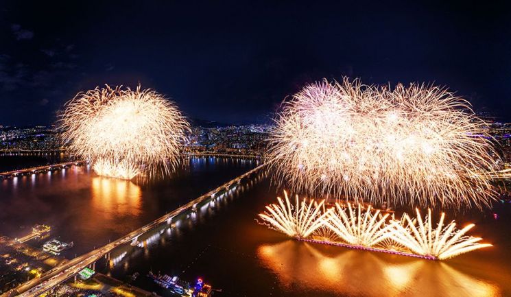 "16만원 넘어도 삽니다" 5일 개막 '세계불꽃축제' 명당 공략법[AK라디오]