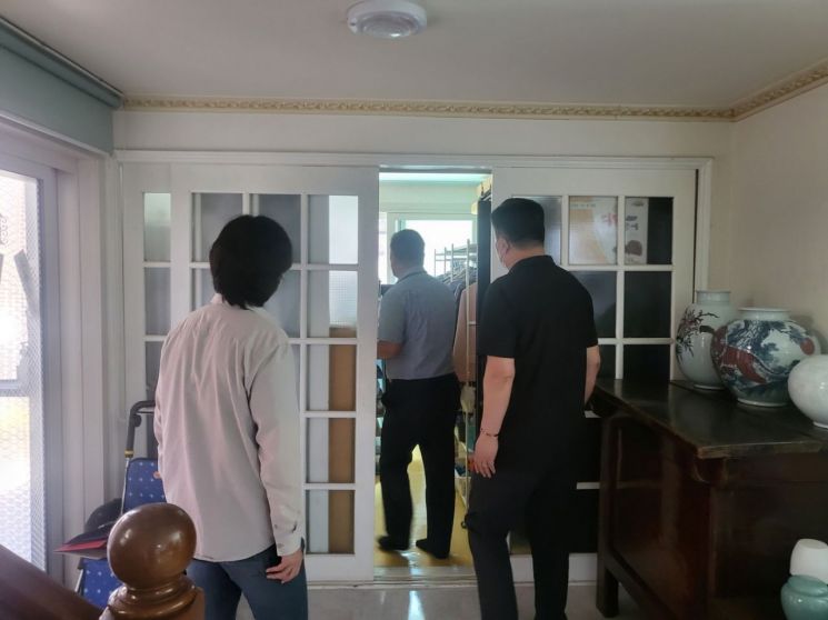 녹색건축물 현장자문단 대상 가구 방문. ＜사진=고양시＞