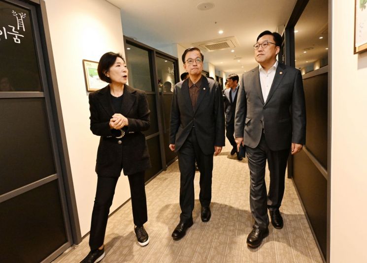 최상목 경제부총리 겸 기획재정부 장관이 4일 서울 마포구 소상공인시장진흥공단 서울지역본부에서 오영주 중기부 장관, 김병환 금융위원장과 함께 관계부처 합동 소상공인 대책 현장점검을 하며 대화를 나누고 있다.