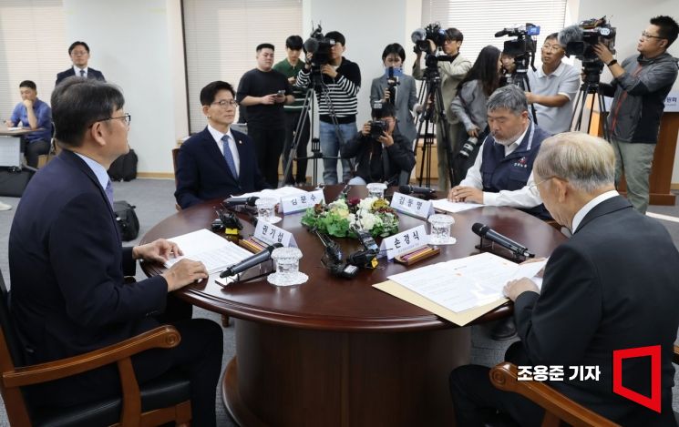 4일 서울 대통령 직속 사회적 대화기구 경제사회노동위원회에서 열린 노사정대표자 회의에서 권기섭 경사노위 위원장(왼쪽)이 인사말을 하고 있다.  노사정 4인 대표자 회의는 사회적 대화의 본격적인 재개를 앞두고 지난해 12월 14일 열린 비공개 회의 이후 약 10개월 만이며, 지난달 김문수 장관과 권기섭 위원장이 취임한 후 처음이다. 사진=조용준 기자 jun21@