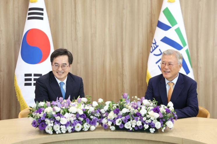 문재인 전 대통령 경기도청 '깜짝 방문'…김동연 지사와 회동