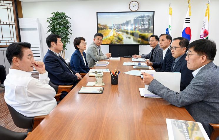 김동근 시장이 제4차 ‘걷고 싶은 도시 전략회의’를 진행하고 있다. ＜사진=의정부시＞