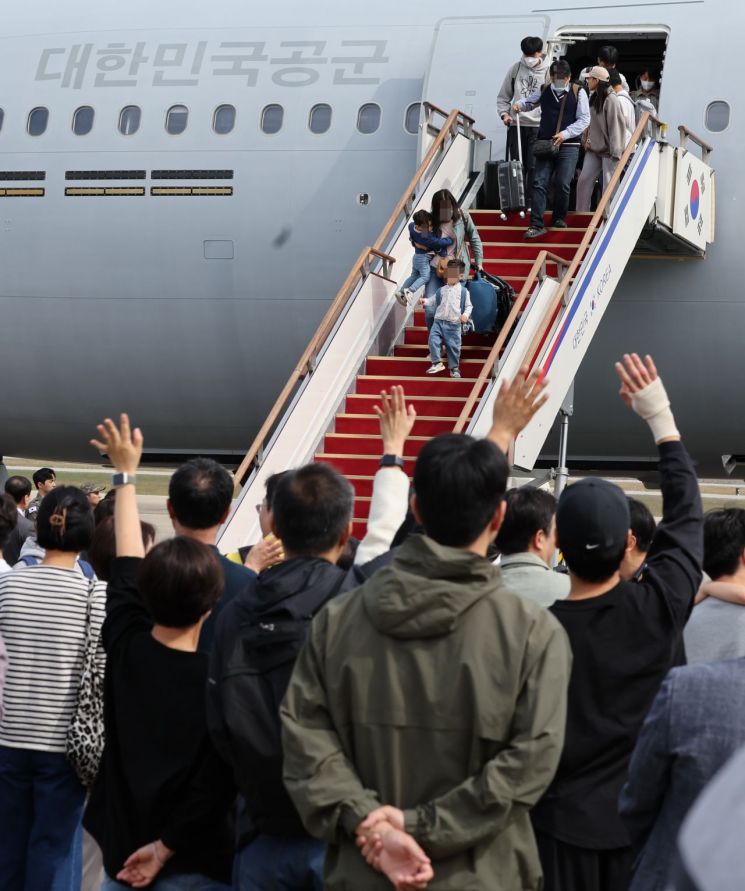 레바논 체류 국민 등 97명 서울공항 도착…군수송기로 귀국