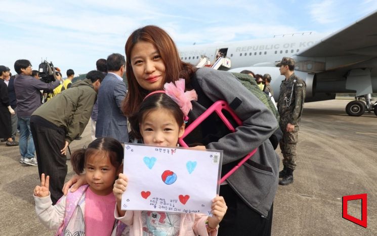 [포토] 레바논 체류 국민 등 97명 군수송기로 서울공항 무사히 도착