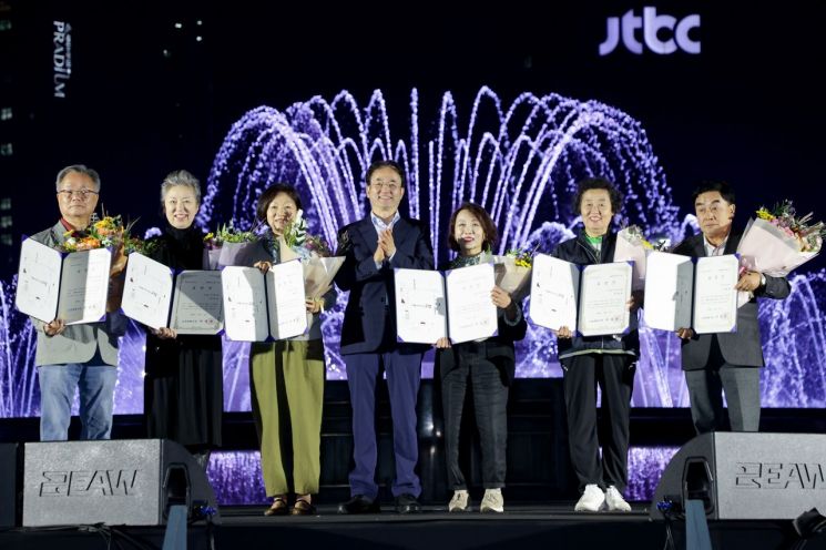이동황 고양특례시장(가운데)이 '2024년 고양특례시민의 날 기념식'에서 모범 시민 표창장 수상자들과 기념촬영을 하고 있다. ＜사진=고양시＞