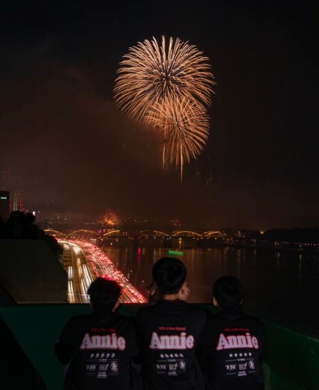 "영원한 한강뷰 답네"…송일국, 삼둥이와 불꽃축제 즐긴 이곳