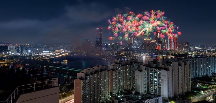 5일 오후 서울 여의도 한강공원에서 열린 '2024 서울세계불꽃축제' 모습 [이미지출처=연합뉴스]